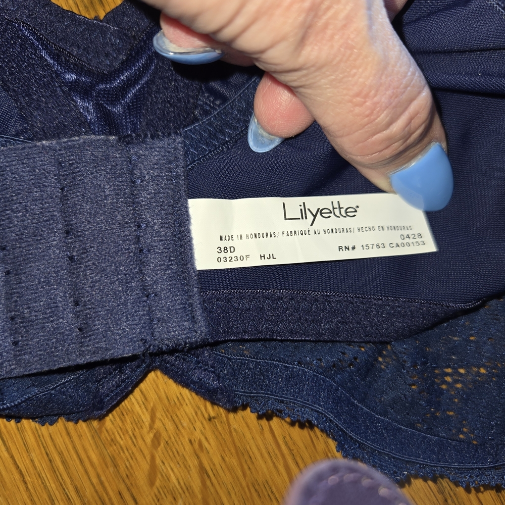 2002 Lilyette brand underwire bra.  Lilyette Navy Blue Lace Bra - Picture 4 of 4